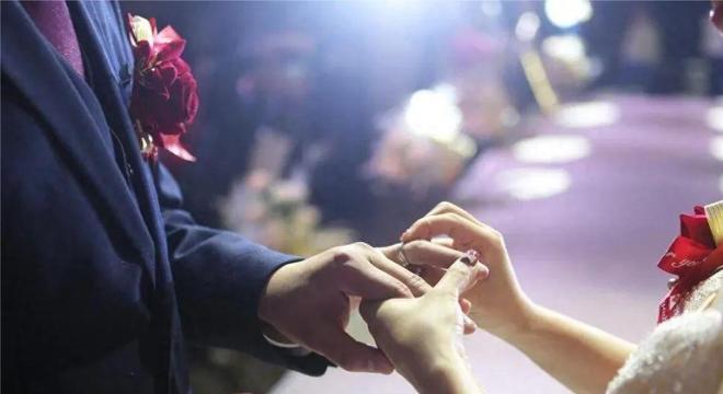 伺候公婆六年被小叔子一个耳光打醒,她把公婆送上车:不伺候了