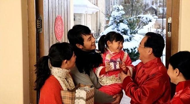 伺候公婆六年被小叔子一个耳光打醒,她把公婆送上车:不伺候了