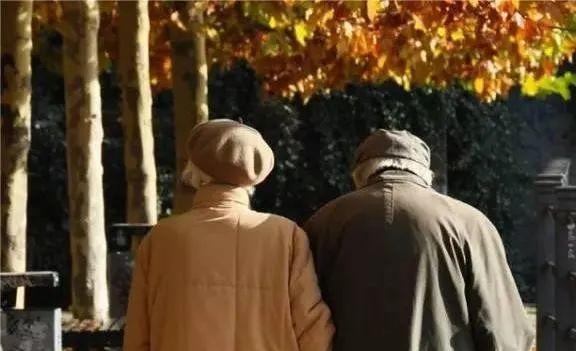 伺候公婆六年被小叔子一个耳光打醒,她把公婆送上车:不伺候了
