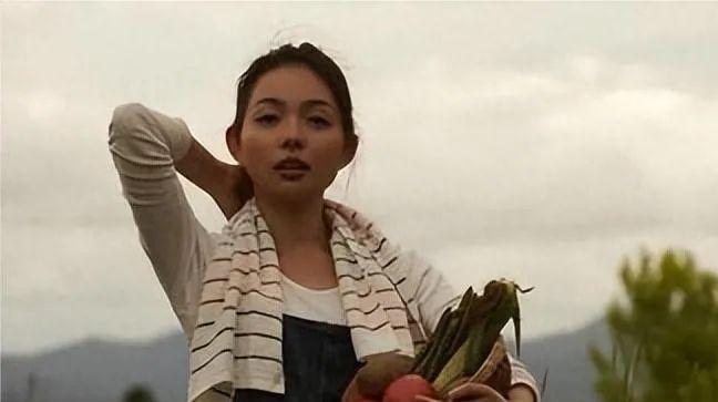 伺候公婆六年被小叔子一个耳光打醒,她把公婆送上车:不伺候了