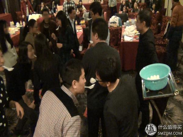 抢帽子游戏规则_公司年会团体游戏_室内暖场小游戏