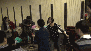 室内暖场小游戏_抢帽子游戏规则_公司年会团体游戏