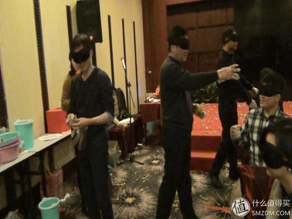 室内暖场小游戏_公司年会团体游戏_抢帽子游戏规则