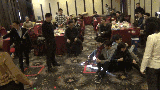 抢帽子游戏规则_公司年会团体游戏_室内暖场小游戏