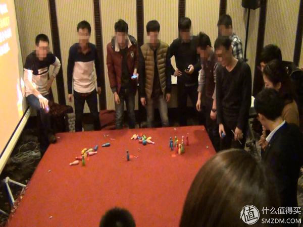 公司年会团体游戏_室内暖场小游戏_抢帽子游戏规则