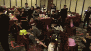 室内暖场小游戏_公司年会团体游戏_抢帽子游戏规则