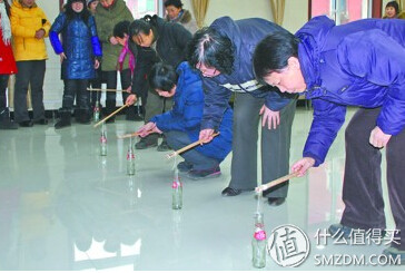 抢帽子游戏规则_公司年会团体游戏_室内暖场小游戏