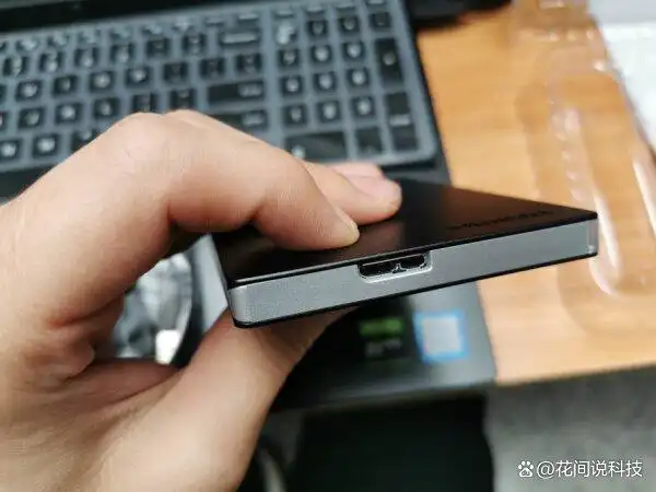 东芝移动硬盘便携性金属外壳 抗摔性_东芝移动机械硬盘密码保护 轻薄金属设计_东芝移动硬盘有什么用?