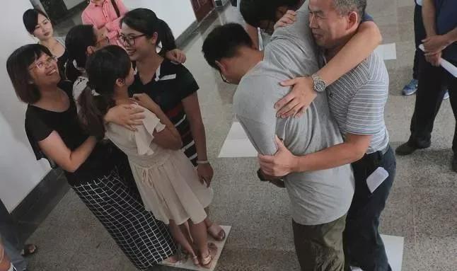 篝火晚会趣味小游戏_篝火晚会游戏规则_双人踩气球的游戏规则