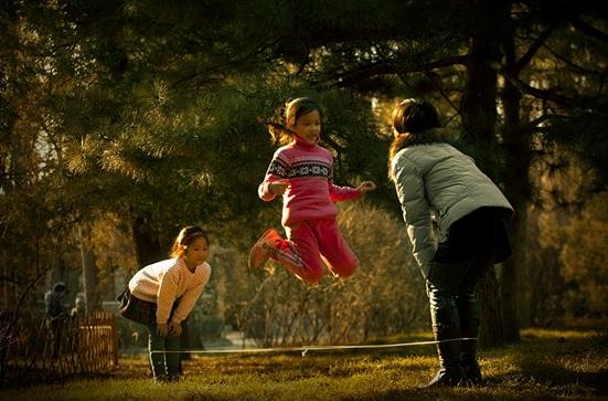 踩脚游戏规则_90后童年玩的游戏_追逃游戏水鬼捉人