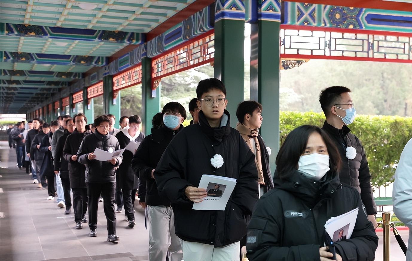 杨振汉赴八宝山送别杨振宁！露面回忆往事，透露了哥哥的一个遗憾