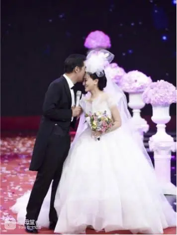 张国立补办婚礼，娱乐圈后妈众多，但肯打掉自己孩子的只有邓婕