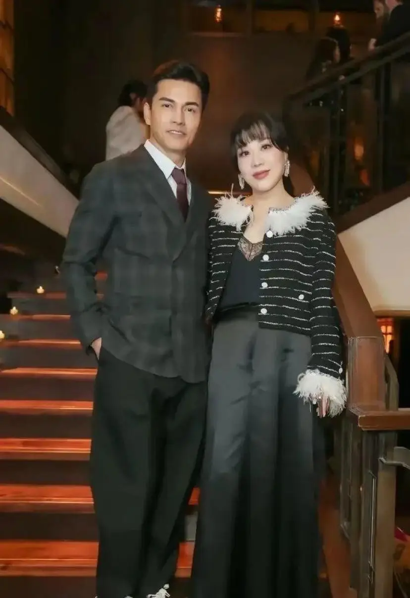 69岁吕良伟携54岁妻子赴宴,冻龄夫妻似30岁,羡煞旁人