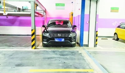 小区停车位最“瘦”的才1.75米宽 业主勉强入库要“爬天窗出”