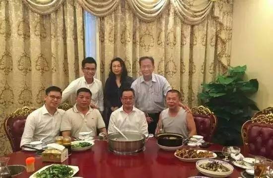 这只被端上餐桌的中华白海豚,让“吃货”这个词浸满了鲜血