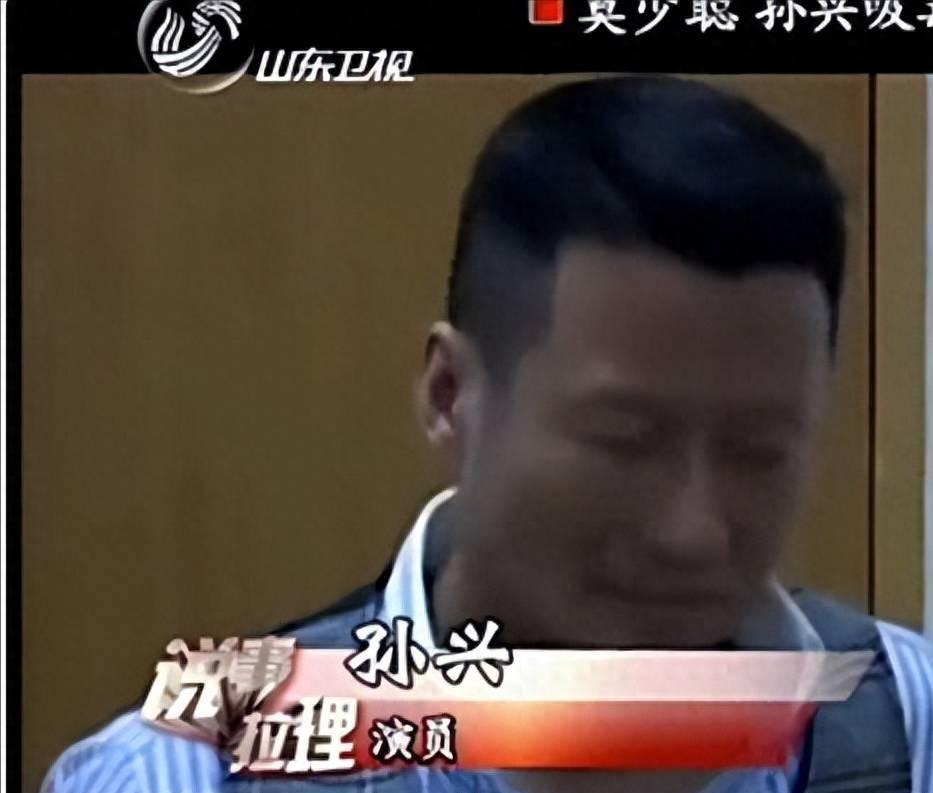 61岁港星内地工地开挖掘机，已被封杀多年，母亲仍住养老院8人间