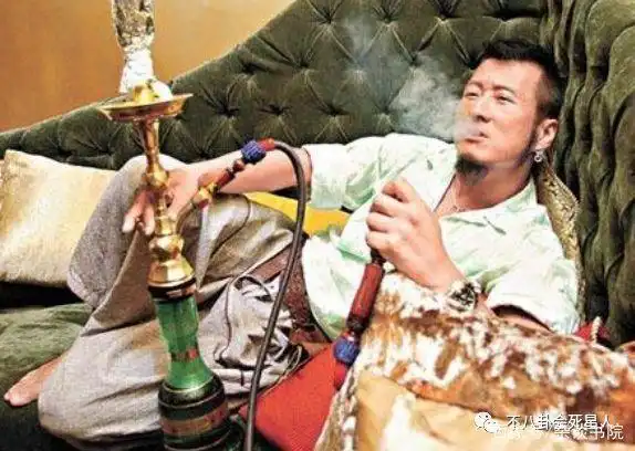 出道神似周润发，出演的角色霸占我们整个童年，今55岁靠走穴