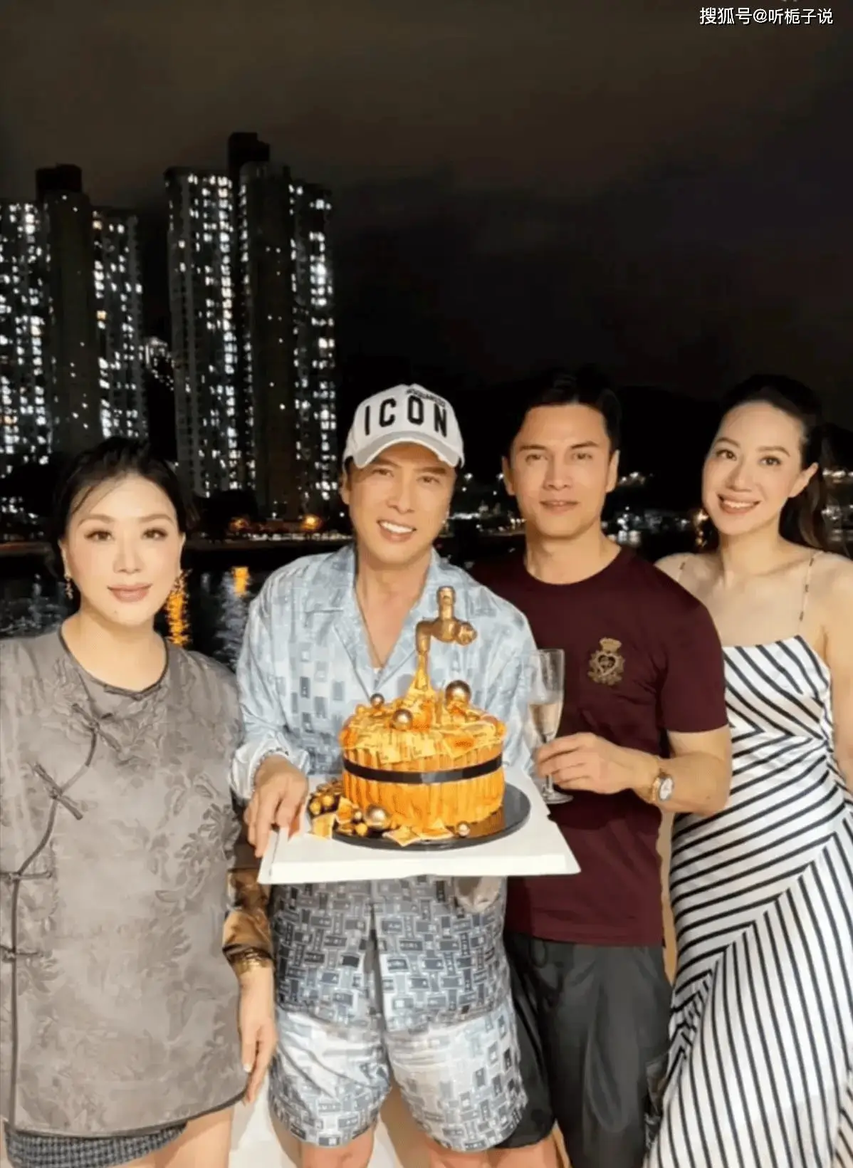 68岁吕良伟赢麻了！与53岁富豪妻子同框更年轻，像28岁精神小伙
