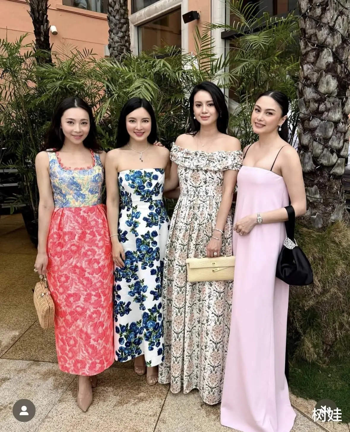 陈晓丹出席婚礼，丈夫陪伴左右，五官明艳大气，七年低调婚后生活