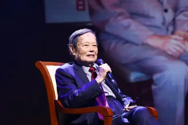 杨振宁与清华大学缘分贯穿一生:7岁随父北上,在清华园度过8年少年时光,81岁落叶归根回到清华