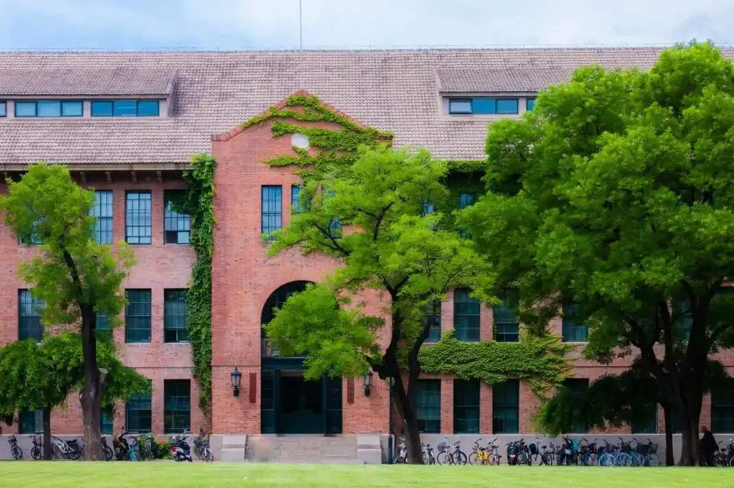 杨振宁与清华大学缘分贯穿一生:7岁随父北上,在清华园度过8年少年时光,81岁落叶归根回到清华