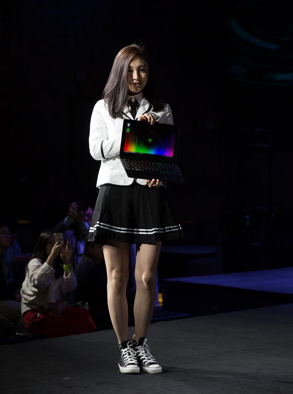 雷蛇灵刃潜行版售价_雷蛇笔记本是什么系统_Razer Blade Stealth超极本