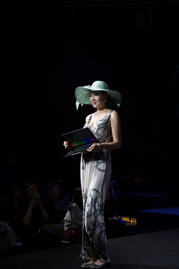 雷蛇灵刃潜行版售价_雷蛇笔记本是什么系统_Razer Blade Stealth超极本