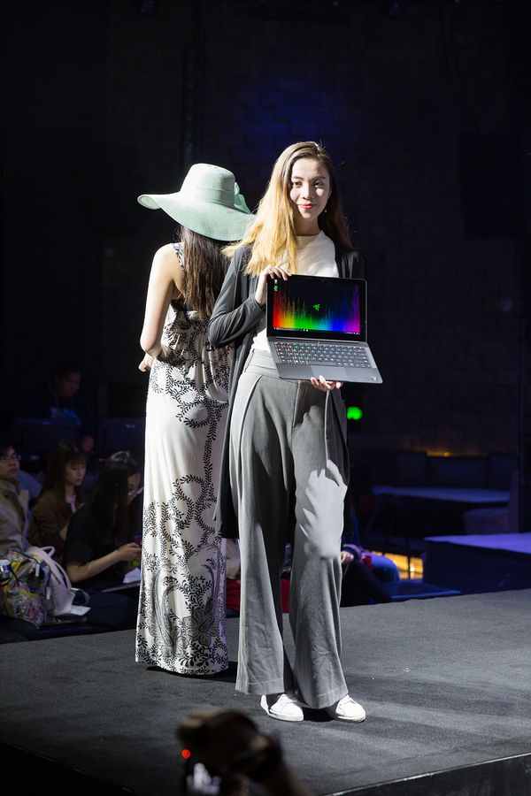 雷蛇灵刃潜行版售价_Razer Blade Stealth超极本_雷蛇笔记本是什么系统