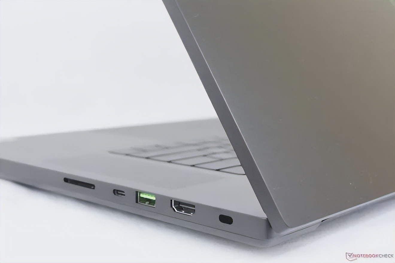 Smaller than many 17-inch gaming laptops_Razer Blade 18 review_雷蛇笔记本是什么系统