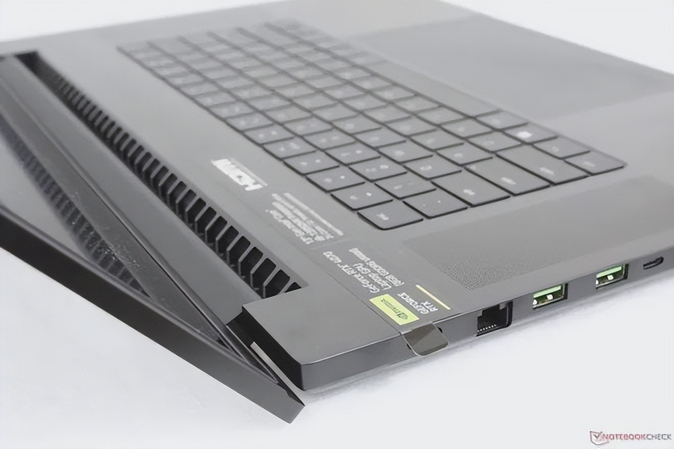 Razer Blade 18 review_雷蛇笔记本是什么系统_Smaller than many 17-inch gaming laptops