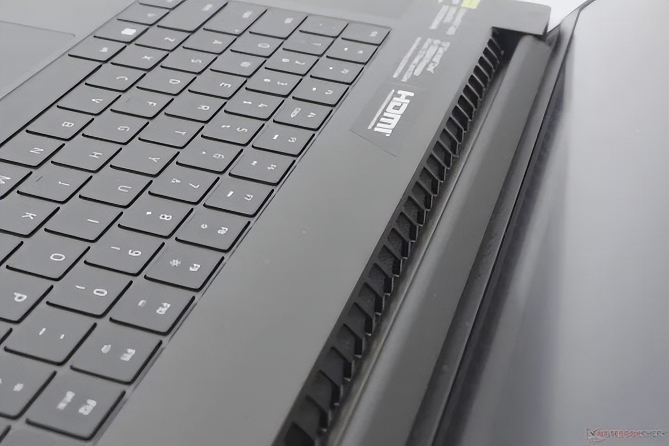 雷蛇笔记本是什么系统_Smaller than many 17-inch gaming laptops_Razer Blade 18 review