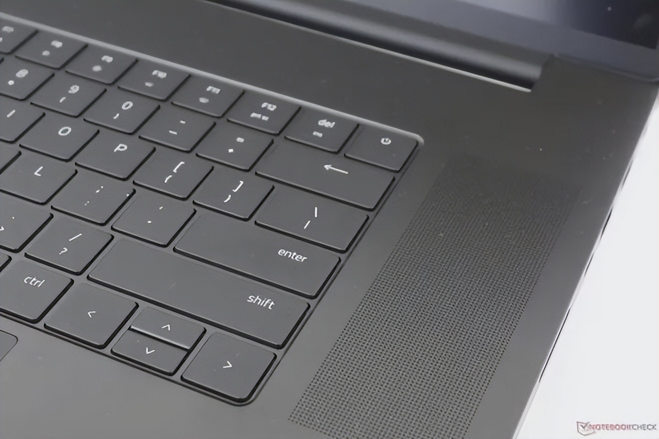 雷蛇笔记本是什么系统_Razer Blade 18 review_Smaller than many 17-inch gaming laptops