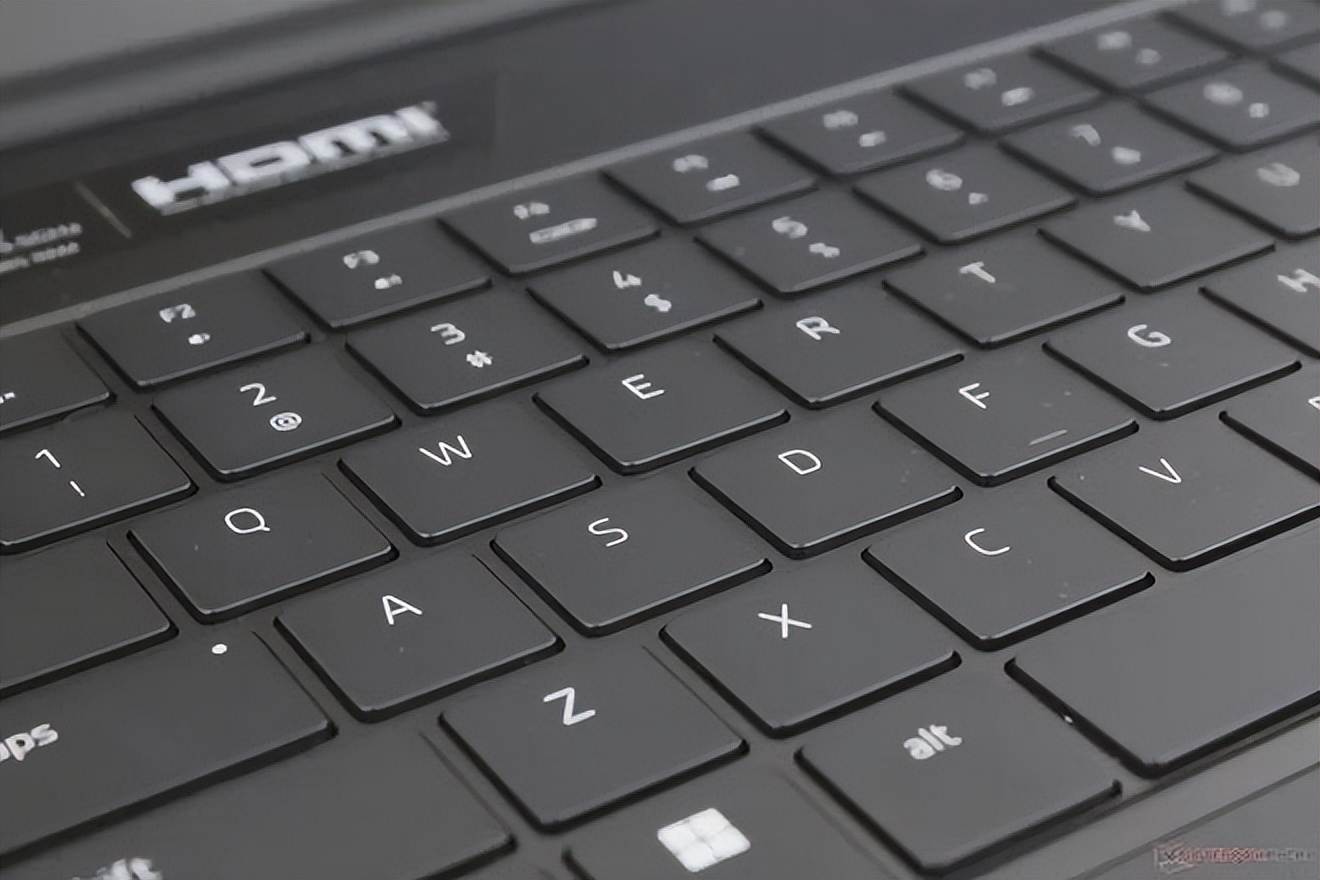 Razer Blade 18 review_雷蛇笔记本是什么系统_Smaller than many 17-inch gaming laptops