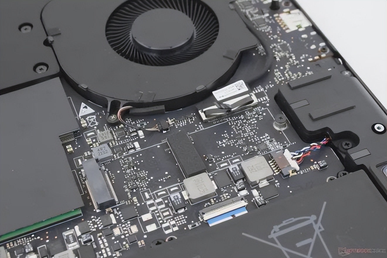 Smaller than many 17-inch gaming laptops_雷蛇笔记本是什么系统_Razer Blade 18 review