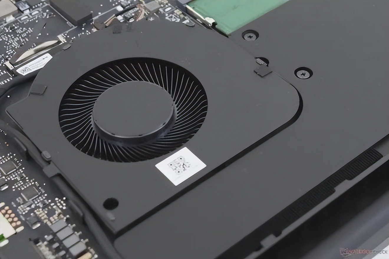 雷蛇笔记本是什么系统_Razer Blade 18 review_Smaller than many 17-inch gaming laptops