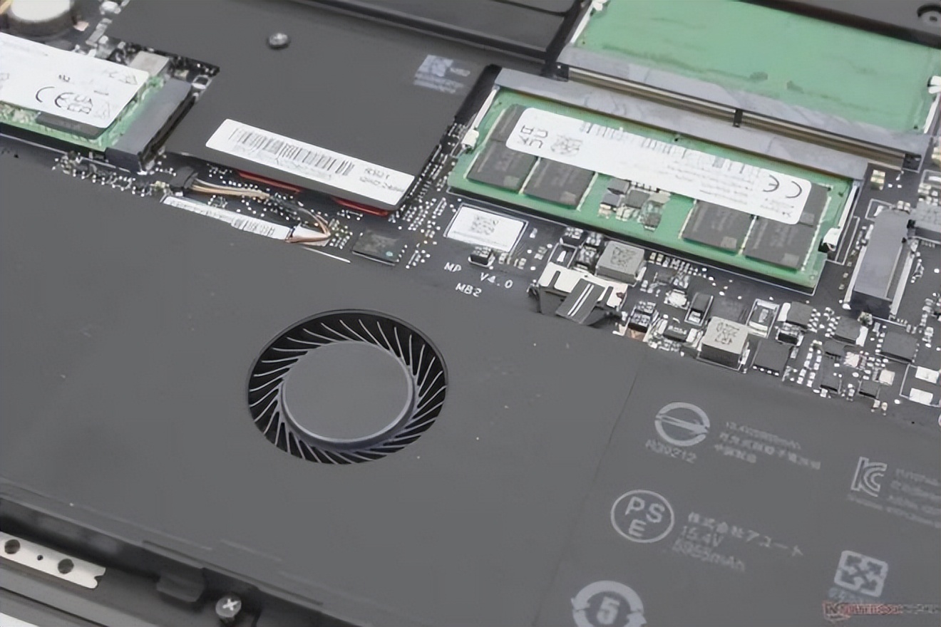 雷蛇笔记本是什么系统_Razer Blade 18 review_Smaller than many 17-inch gaming laptops