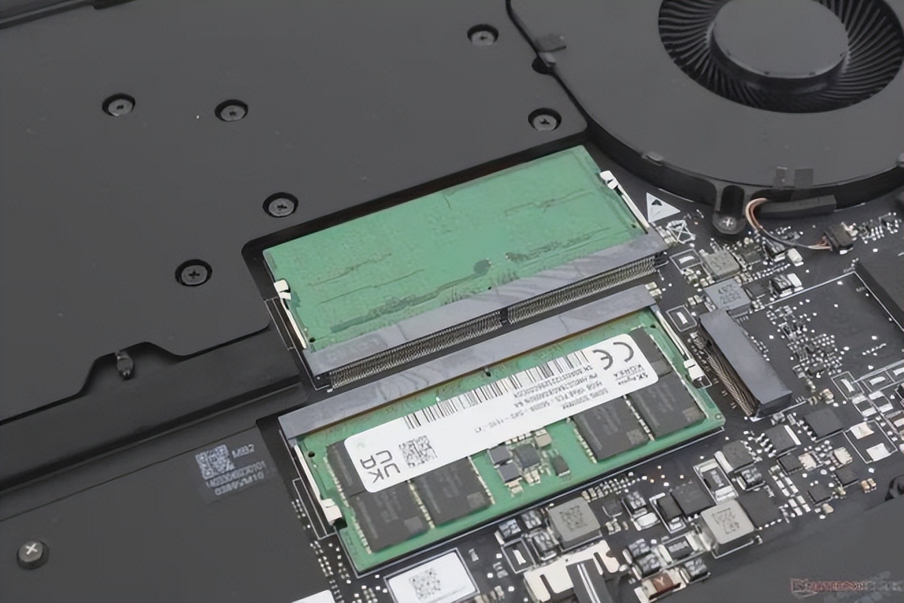 Smaller than many 17-inch gaming laptops_雷蛇笔记本是什么系统_Razer Blade 18 review