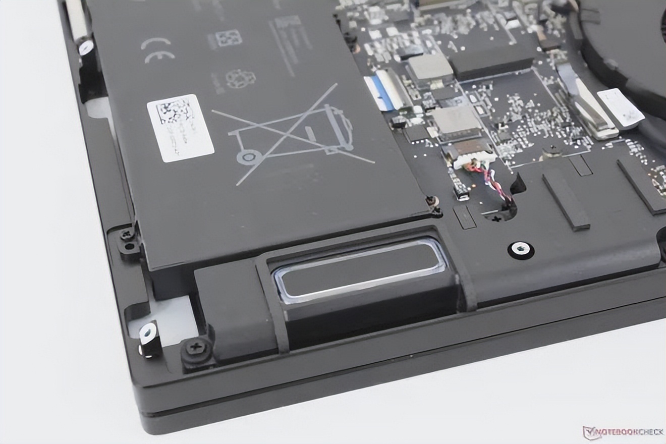 Smaller than many 17-inch gaming laptops_雷蛇笔记本是什么系统_Razer Blade 18 review