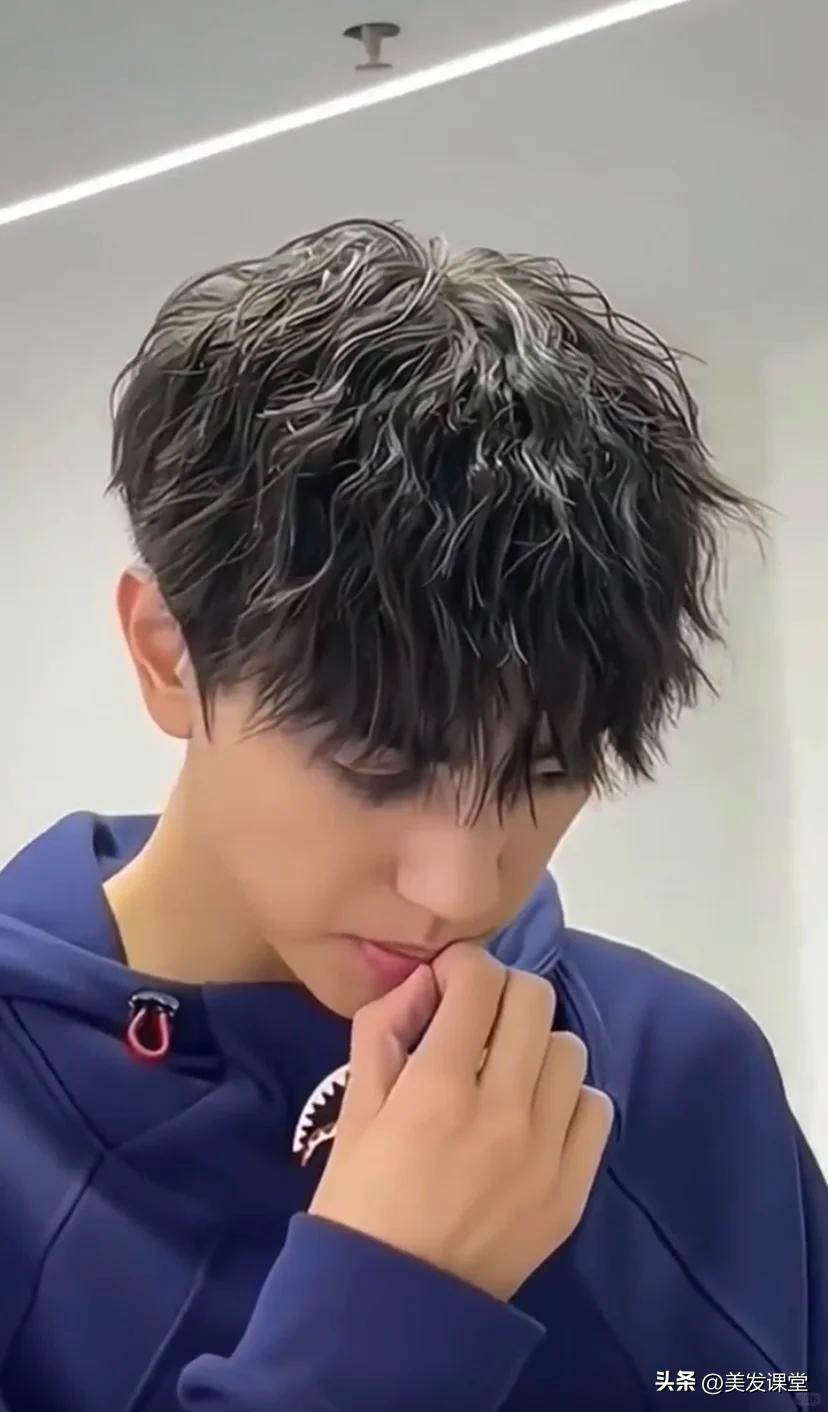 男生必看 | 2025最火烫发发型大盘点，这12款爆款烫发闭眼冲不踩雷