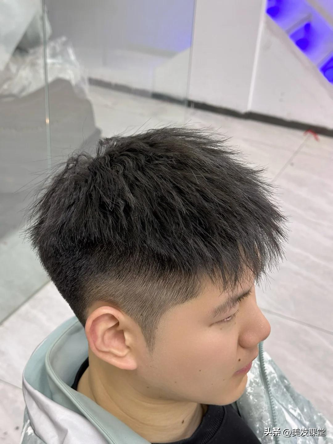 男生必看烫发大全 ： 2025最火烫发发型大盘点 ，超全面的发型解析