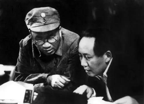 傅作义十万大军突袭，西柏坡告急，毛泽东：看我四则电讯退敌