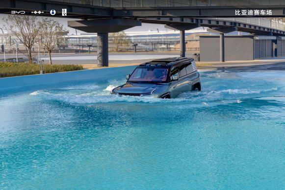 模拟赛车赛道_比亚迪郑州全地形赛车场_全地形场景赛车场体验