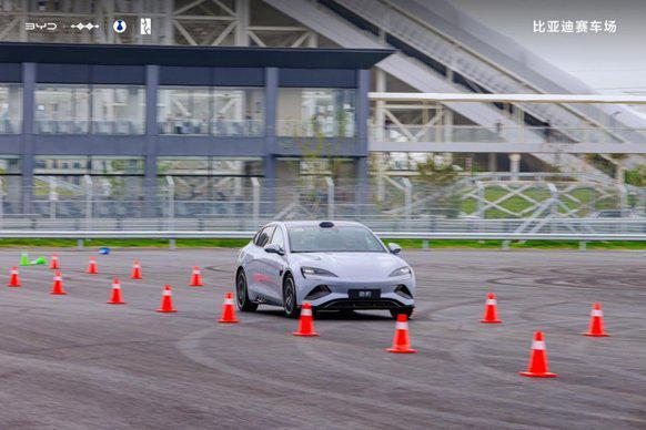 全地形场景赛车场体验_模拟赛车赛道_比亚迪郑州全地形赛车场
