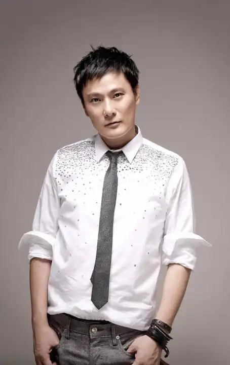 “情痴”张信哲：55岁仍未婚，他的破碎爱情就像一首带泪的情歌