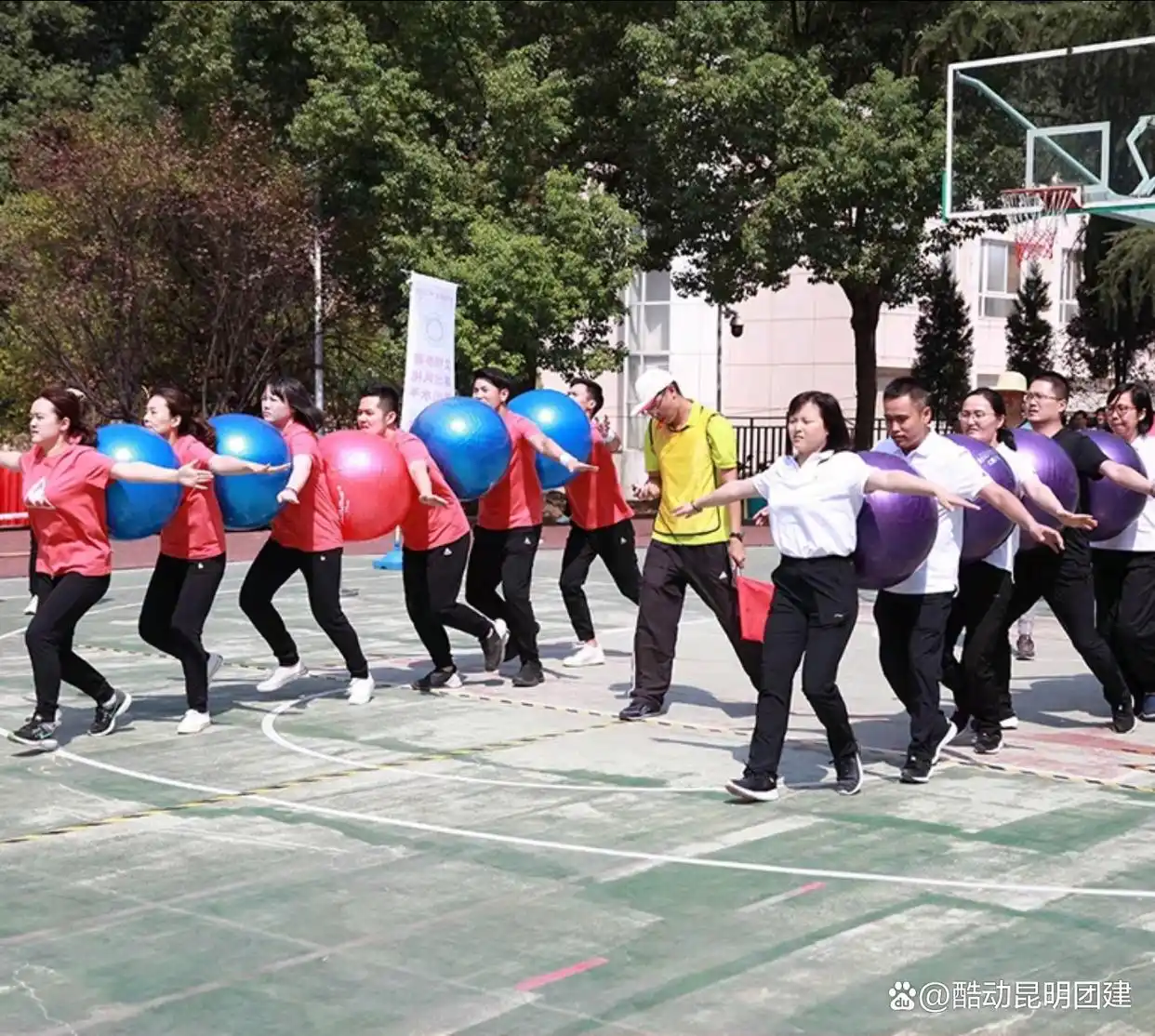 背夹球团建游戏_背夹球游戏规则_背夹球趣味运动会