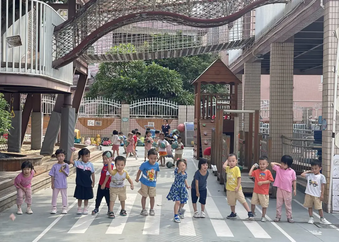 沙包游戏规则图片设计_小班沙包游戏活动设计_雅正幼小班级户外游戏沙包玩法