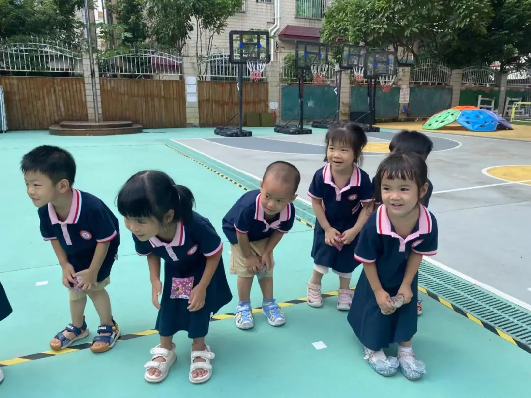 雅正幼小班级户外游戏沙包玩法_小班沙包游戏活动设计_沙包游戏规则图片设计