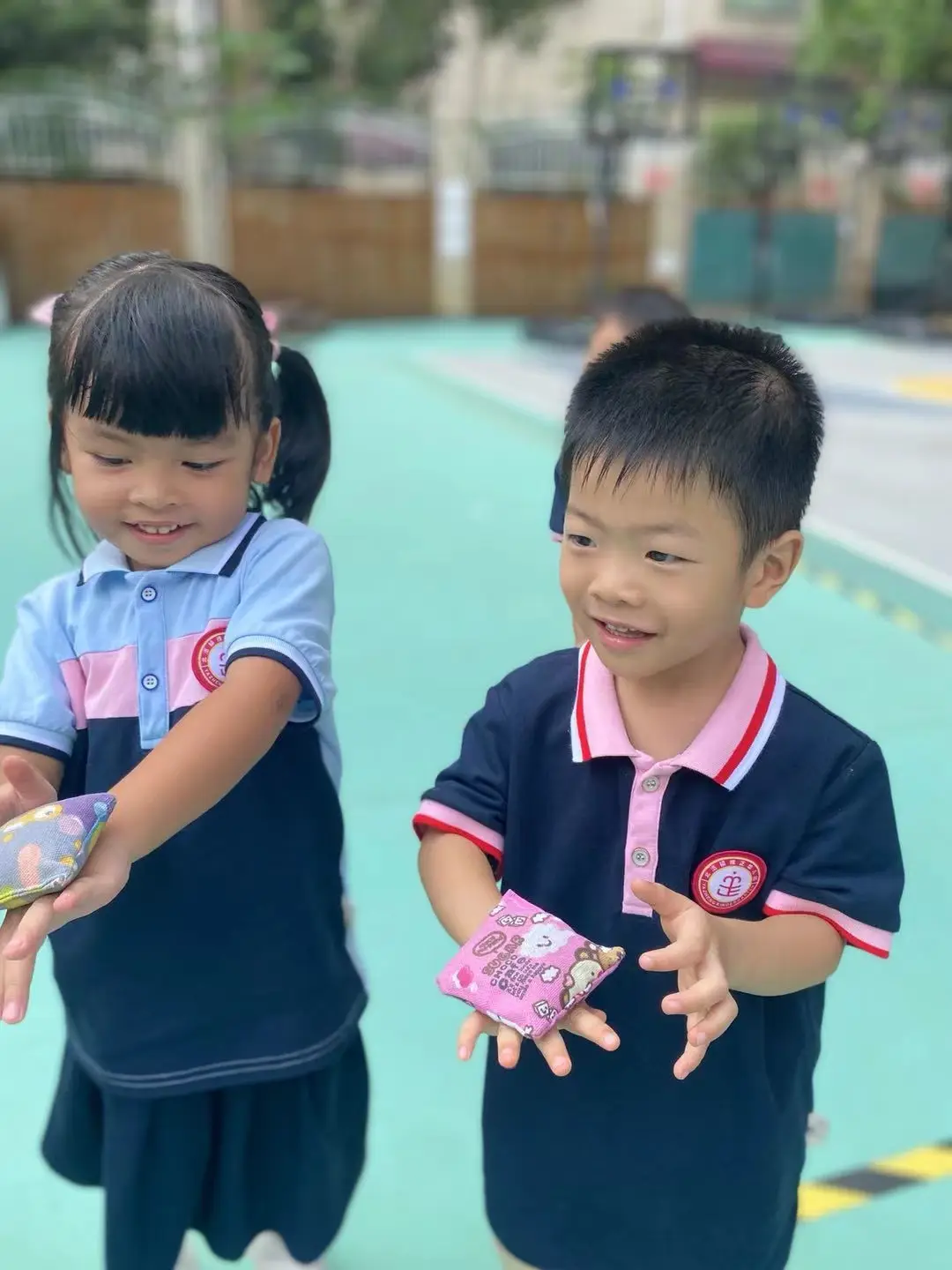 小班沙包游戏活动设计_沙包游戏规则图片设计_雅正幼小班级户外游戏沙包玩法