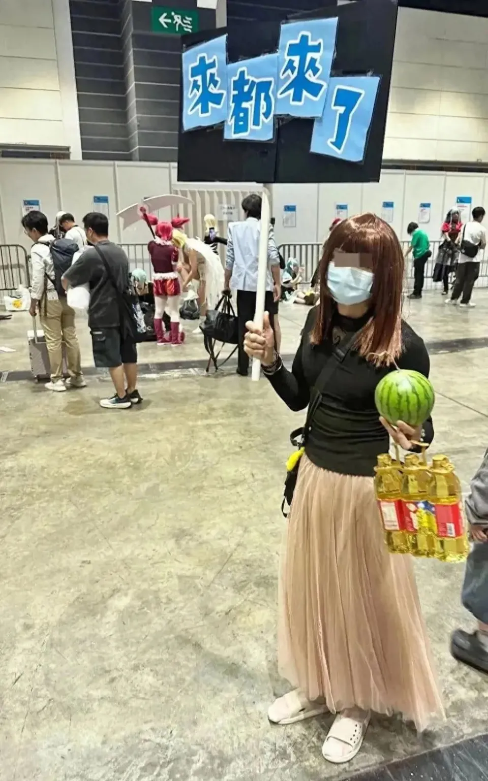 太癫了！内地红“姐”在香港意外爆红成为整蛊生意经拯救了零售业，许多店家赚翻，港民疯狂买单：来都来了！