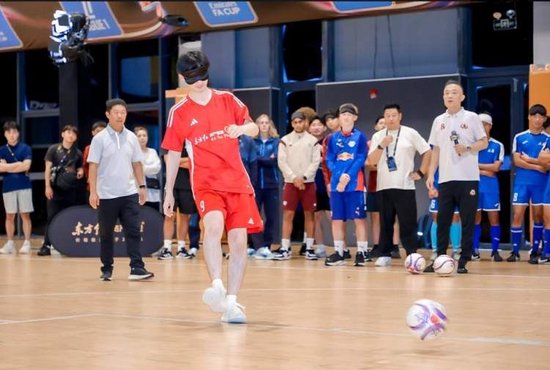 东方红资产管理足球公益_明日之星冠军杯足球赛_盲人足球趣味游戏规则